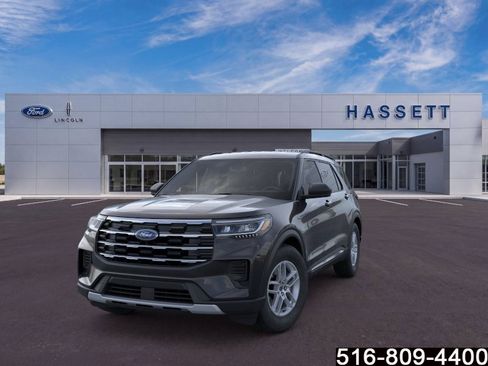 Used 2025 Ford Explorer Active AWD/4WD image 2