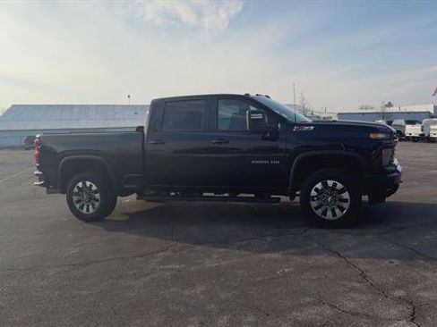 Used 2024 Chevrolet Silverado 2500 Custom w/ Custom Value Package image 2