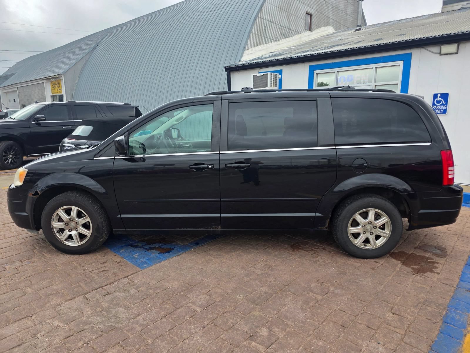 Used 2008 Chrysler Town & Country Touring FWD image 8