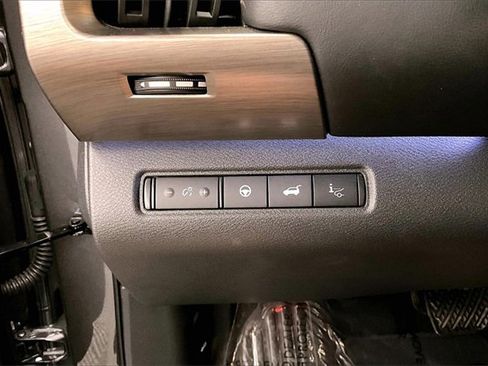 Used 2025 Nissan Pathfinder Platinum image 29