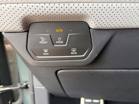 Certified 2025 Volkswagen Atlas Peak Edition SE AWD/4WD image 21