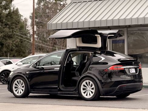 Used 2016 Tesla Model X 75D image 7