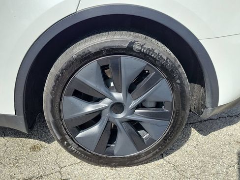 Used 2024 Tesla Model Y Long Range AWD/4WD image 13