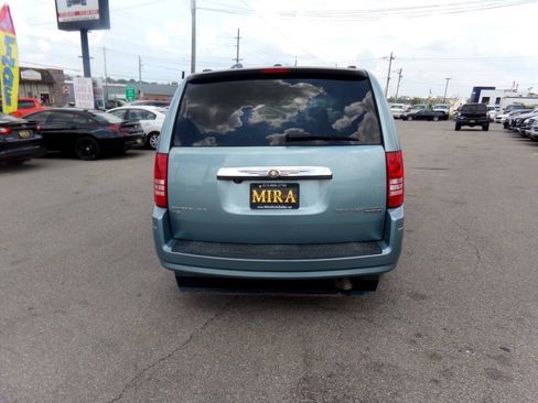 Used 2010 Chrysler Town & Country Touring FWD image 4