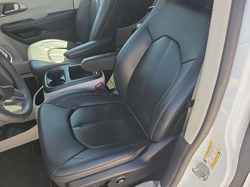 Used 2024 Chrysler Pacifica Touring-L FWD image 19