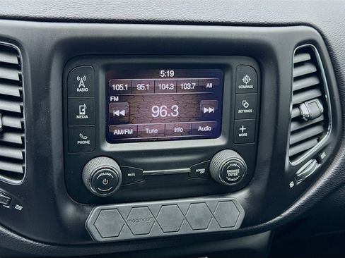 Used 2018 Jeep Compass Latitude image 10