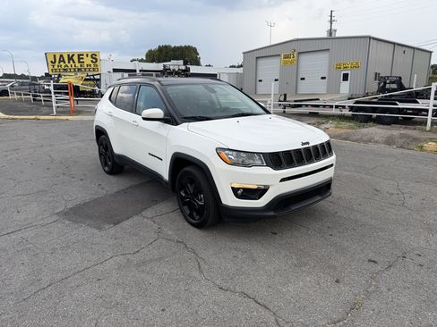 Used 2019 Jeep Compass Latitude FWD image 1