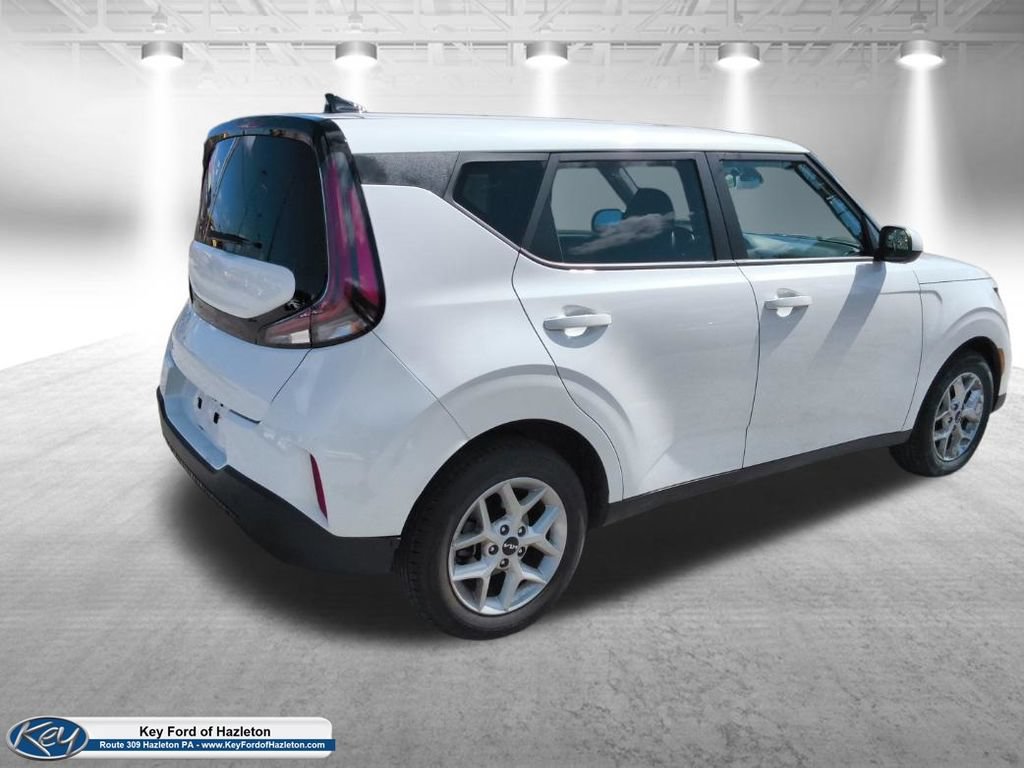 Used 2025 Kia Soul LX FWD image 11