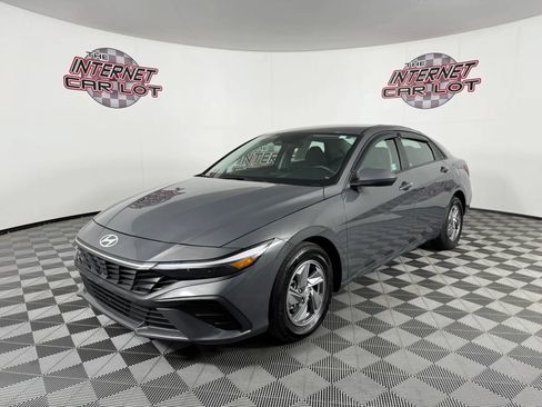 Used 2024 Hyundai Elantra SE FWD image 3