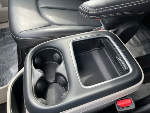 Used 2023 Chrysler Pacifica Touring-L image 20