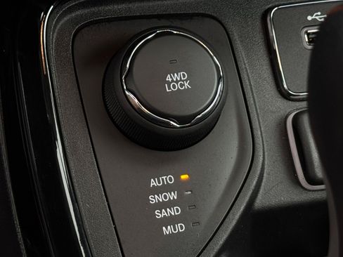 Used 2018 Jeep Compass Latitude w/ Popular Equipment Group AWD/4WD image 17