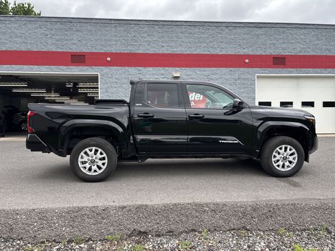 Certified 2025 Toyota Tacoma SR5 AWD/4WD image 2