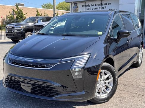 Used 2027 Chrysler Pacifica Select FWD image 3