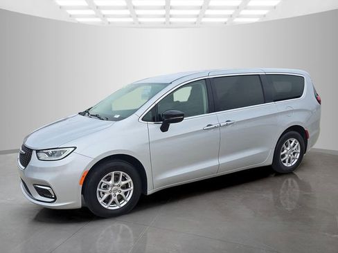 Used 2024 Chrysler Pacifica Touring-L FWD image 6
