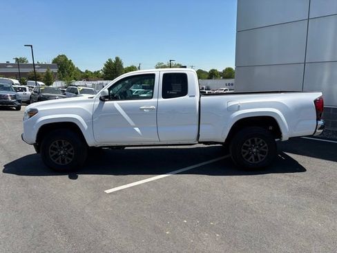 Used 2022 Toyota Tacoma SR5 w/ SR5 Appearance Package (SM) AWD/4WD image 6