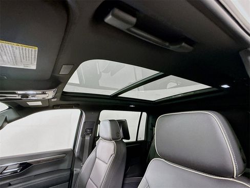 New 2025 Chevrolet Suburban Premier image 18