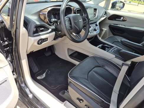 Used 2022 Chrysler Pacifica Limited FWD image 23