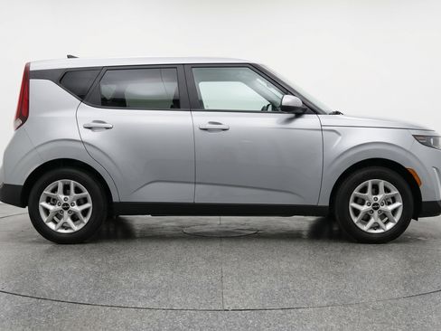 Used 2025 Kia Soul LX w/ LX Technology Package FWD image 11