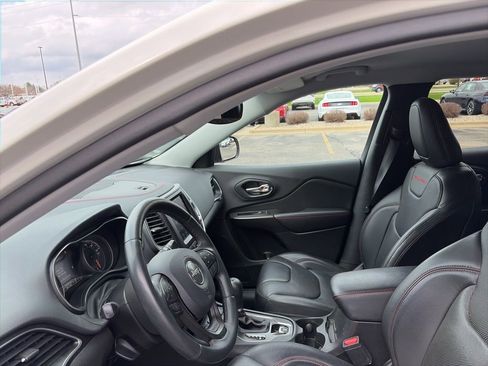 Used 2019 Jeep Cherokee Trailhawk image 8