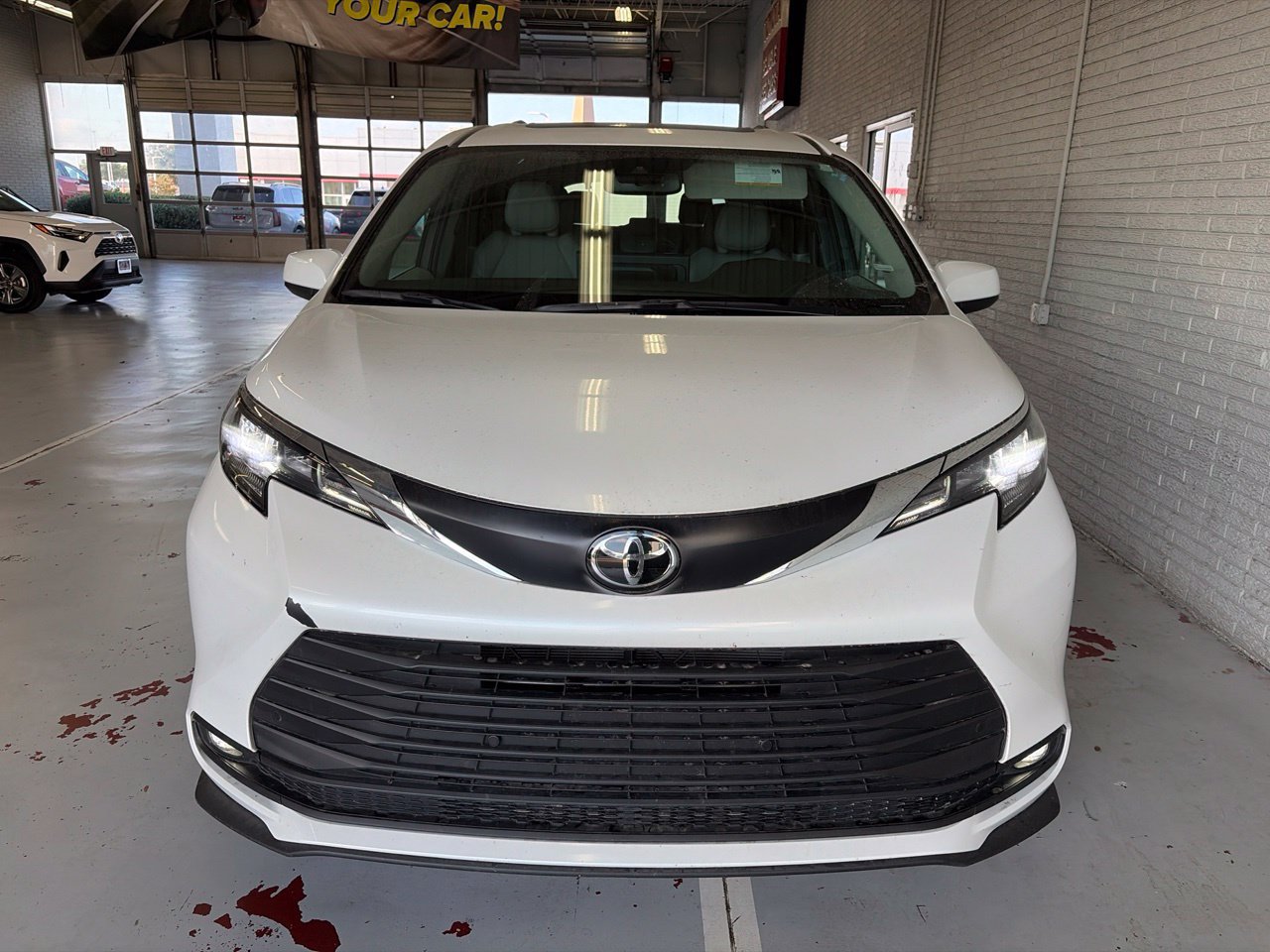 Used 2026 Toyota Sienna XLE FWD image 7