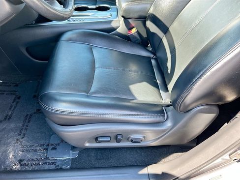 Used 2019 Nissan Pathfinder SL FWD image 19
