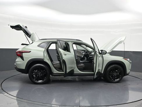 Used 2025 Chevrolet Trax ACTIV w/ Sunroof Package FWD image 33
