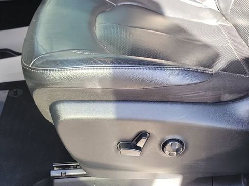 Used 2022 Chrysler Pacifica Touring-L w/ Uconnect Theater Family Group FWD image 26
