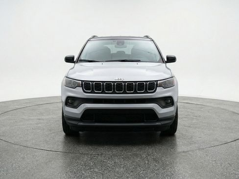Used 2025 Jeep Compass Latitude AWD/4WD image 2