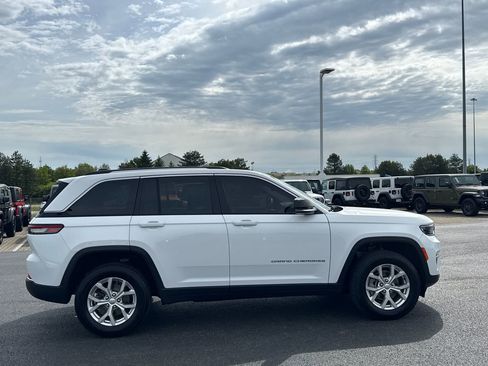 Used 2023 Jeep Grand Cherokee Limited AWD/4WD image 2