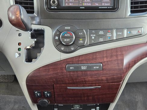 Used 2013 Toyota Sienna XLE w/ Entertainment Pkg FWD image 18