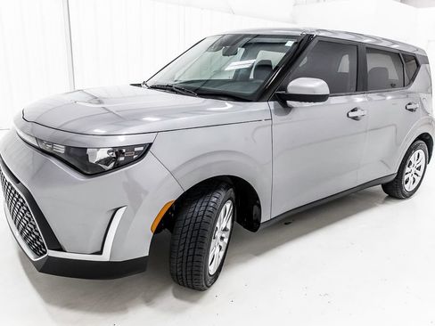 Used 2023 Kia Soul LX FWD image 2