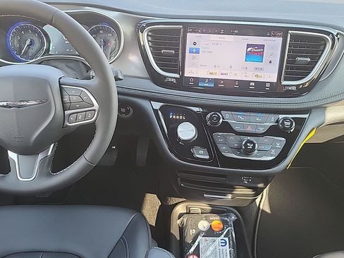 New 2026 Chrysler Pacifica Select FWD image 13