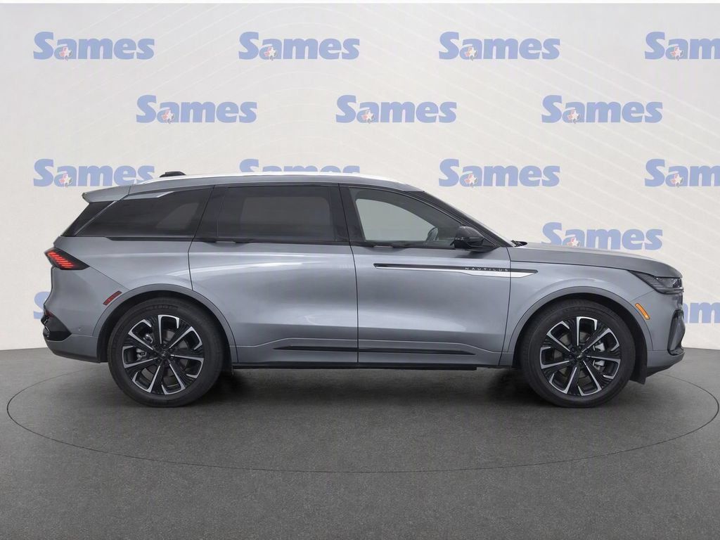 Used 2025 Lincoln Nautilus Reserve AWD/4WD image 8