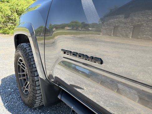 Used 2017 Toyota Tacoma TRD Sport w/ Tow Package (A/T) AWD/4WD image 10