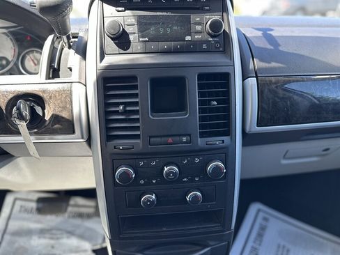 Used 2010 Dodge Grand Caravan SXT FWD image 19