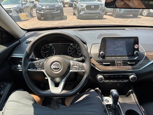 Used 2025 Nissan Altima 2.5 SV FWD image 6