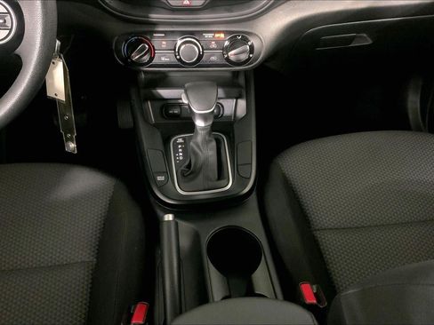 Used 2025 Kia Soul LX w/ LX Technology Package FWD image 18