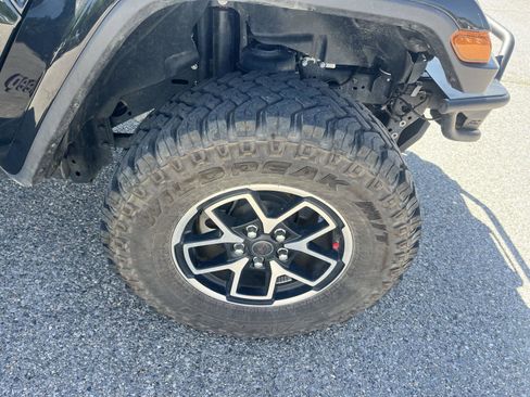 Used 2025 Jeep Gladiator Rubicon w/ Safety Group AWD/4WD image 9