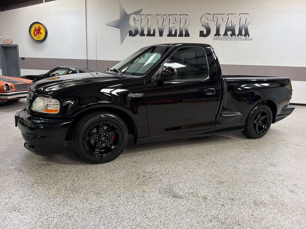 Used 2003 Ford F150 Lightning RWD image 2