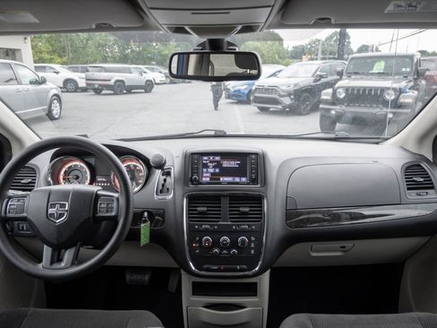 Used 2018 Dodge Grand Caravan SE w/ UConnect Hands-Free Group FWD image 2