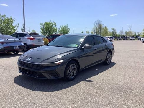 Used 2024 Hyundai Elantra Blue image 1