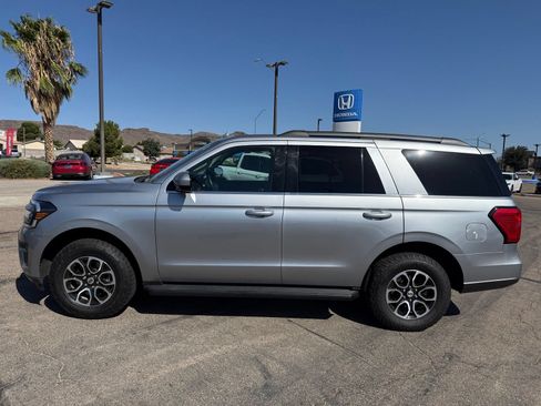 Used 2024 Ford Expedition XLT RWD image 11