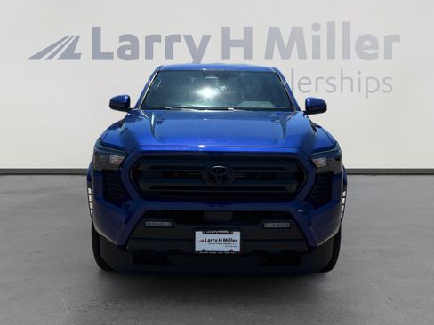 Used 2025 Toyota Tacoma SR5 AWD/4WD image 9