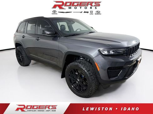 Certified 2025 Jeep Grand Cherokee Altitude AWD/4WD image 1