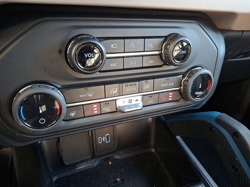 Used 2022 Ford Bronco Wildtrak image 12