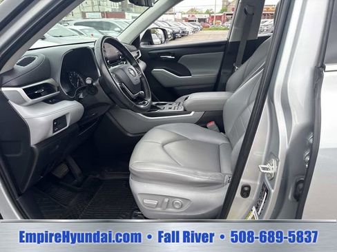 Used 2020 Toyota Highlander XLE AWD/4WD image 19
