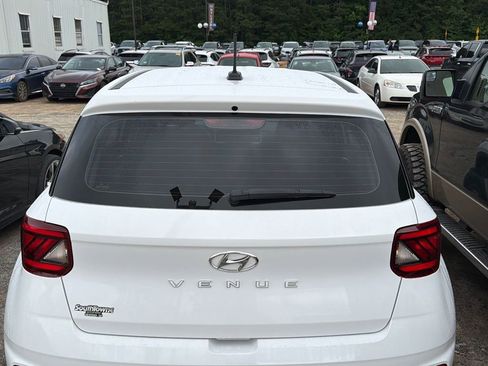 Used 2025 Hyundai Venue SE FWD image 5