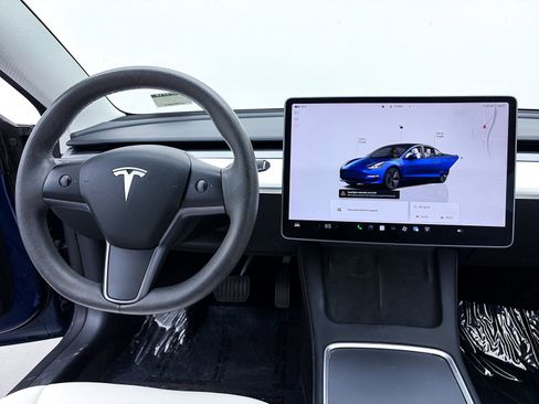 Used 2022 Tesla Model 3 Standard Range image 4