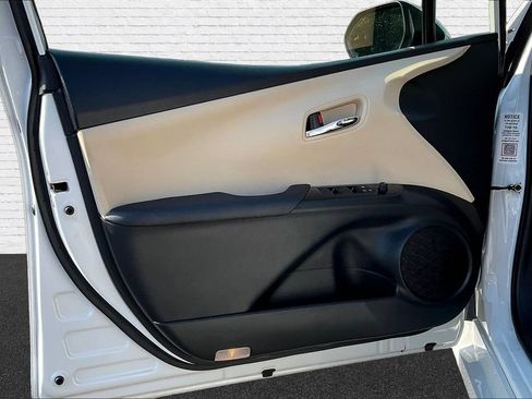 Used 2022 Toyota Prius LE FWD image 9