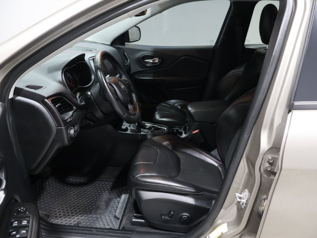 Used 2019 Jeep Cherokee Trailhawk w/ Cold Weather Group AWD/4WD image 10